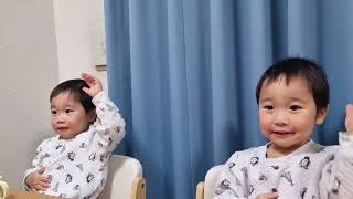 Twins who enjoy even the time they have to wait for their meal [2