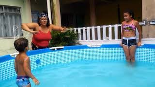 Joa, Com A Prima Letícia Tomando Banho De Piscina.