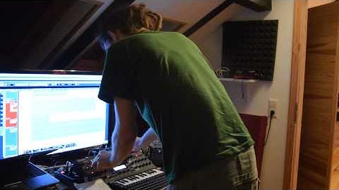 Parandroid soundscaping psychedelic sounds on the Virus TI Synth (2014)