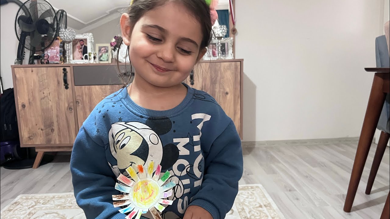 Kâğıt bardaktan çiçek yaptık ve Zeynep Eva onu muhteşem renklerle boyadı