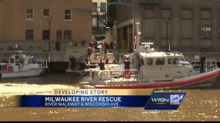 Man jumps into Milwaukee River from downtown bridge