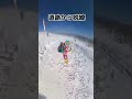 いつも通り道路をスノーボードで滑って途中で道路から脱線して帰る親子 #shorts