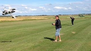 Durafly HyperBipe, Towing a 2,7 meter glider
