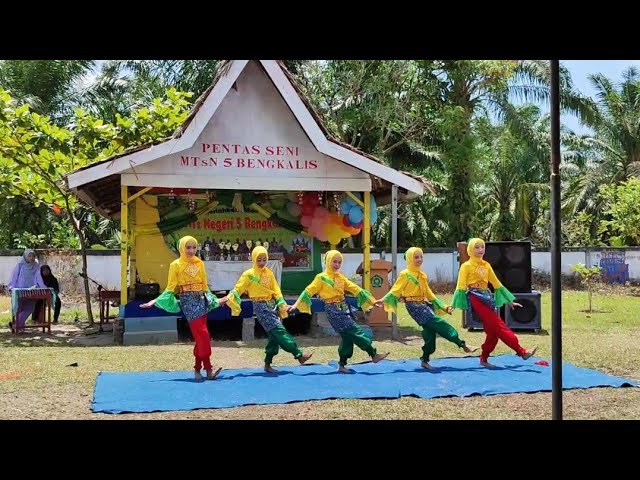 TARI PERMAINAN ANAK || Sungguh lincah dan imut anak SD NEGERI 2 RUPAT ini class=