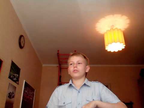 Илья Челноко закидывает монету в стакан