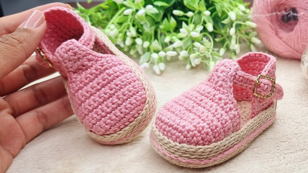 Sapatinho Michelle de  Crochê para Bebê - 9 cm