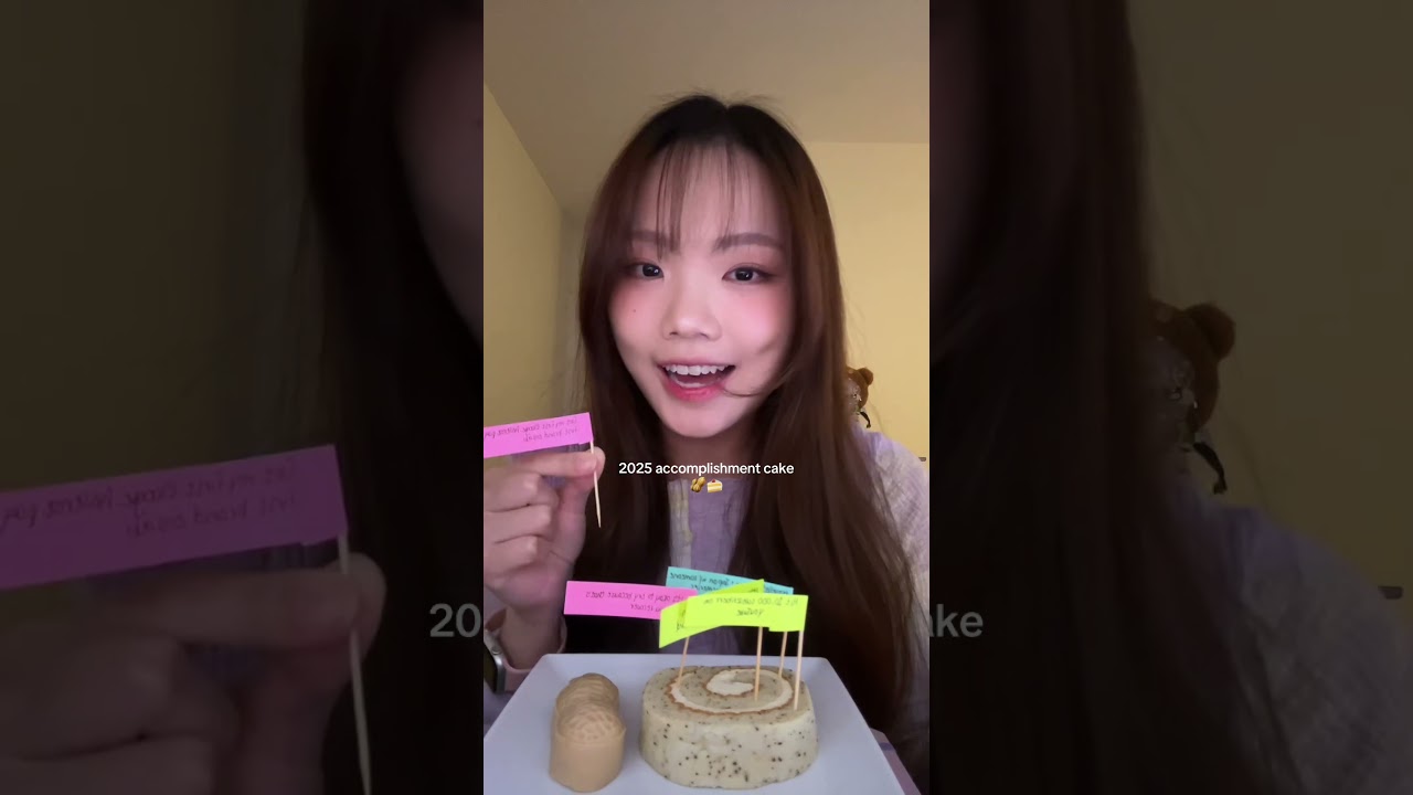 Мне показалось, что рулет выглядит как-то грустно, поэтому я принесла 🥜… 