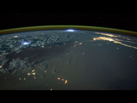 Vídeo: Relámpago Sobre La Tormenta, Yendo Al Espacio - Vista Alternativa
