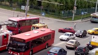 Автобус въехал в остановку на перекрестке Островского-Айдинова в Казани