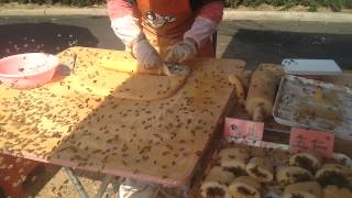 Bees swarm calm street vendor in China