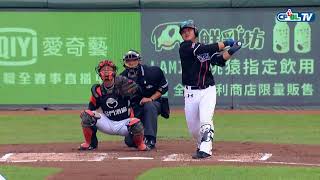 04/21 統一 vs Lamigo 二局下,陳俊秀擊出二壘安打,後靠著朱育賢的安打,Lamigo跟著開張