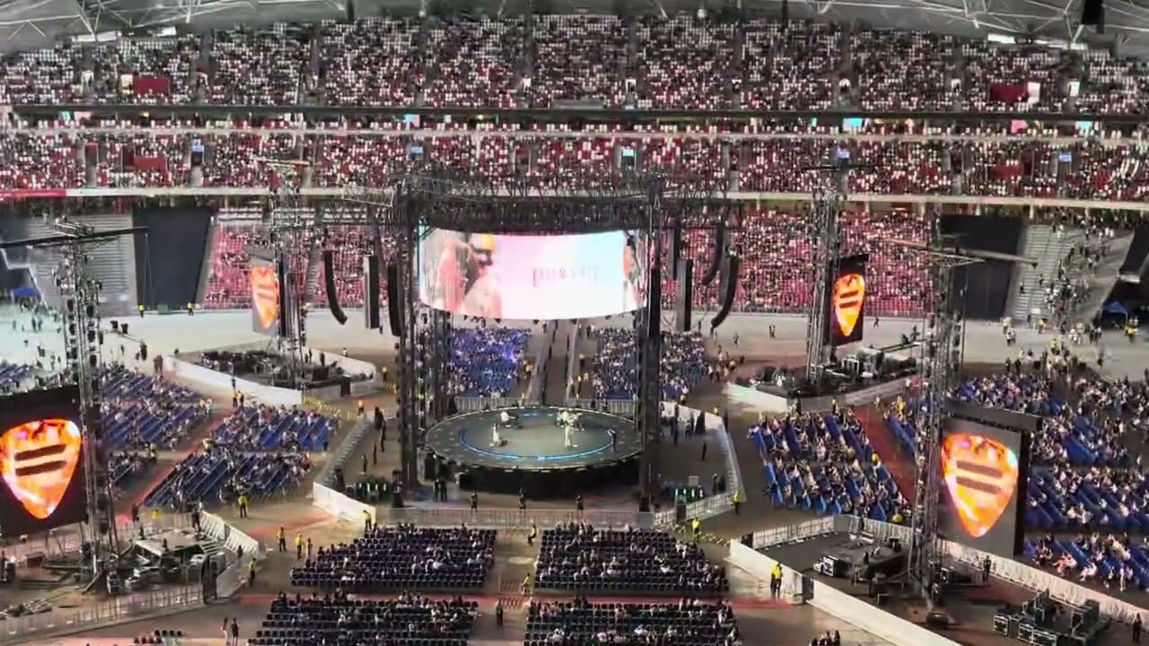 Calum Scott - Lighthouse (Ed Sheeran "+ – = ÷ x" Tour (Live in Singapore)