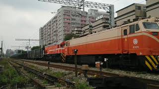 2019 / 8 / 1 7502次 經由:海線 開往:花蓮 貨列 國際路平交道 通過。