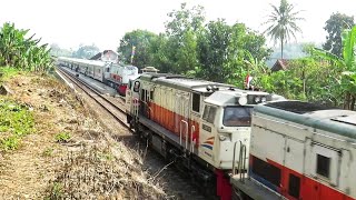 JARANG TERJADI ! PERTEMUAN 3 LOKOMOTIF DI STASIUN KARANGSARI !