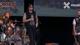 M. Shadows Helps Passed Out Fan | Graspop 2018 Avenged Sevenfold Wealth