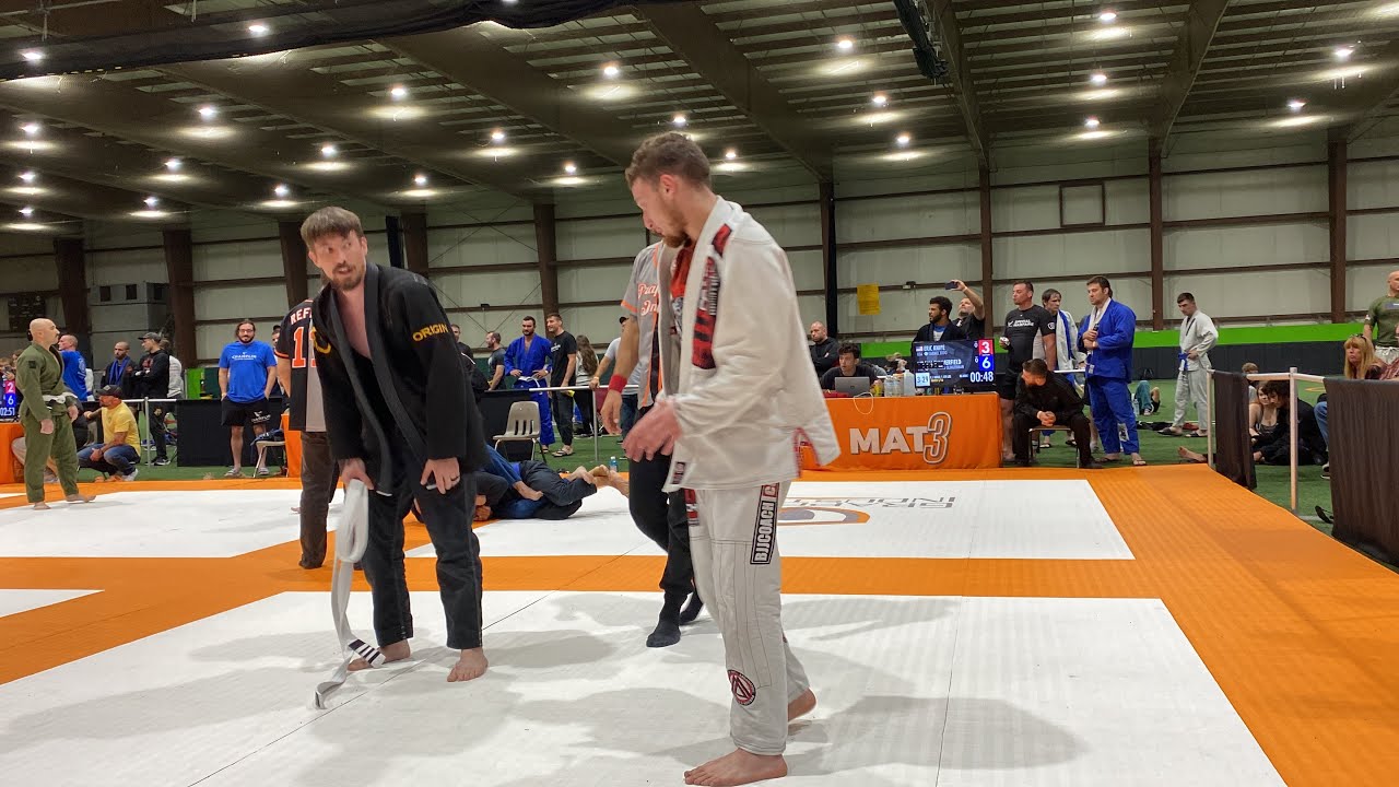 Kevin Lara vs Christopher Cano Gi 155 grappling industries - YouTube