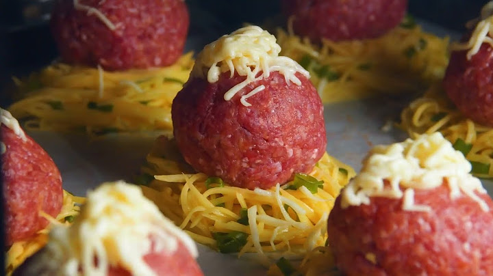 Boulettes de viande farcies aux épices sur des nids de pommes de terre