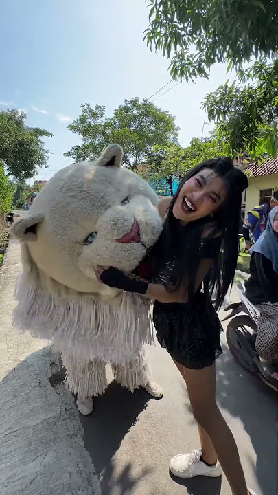 Cewek cantik teriak histeris ketika digigit can macanan