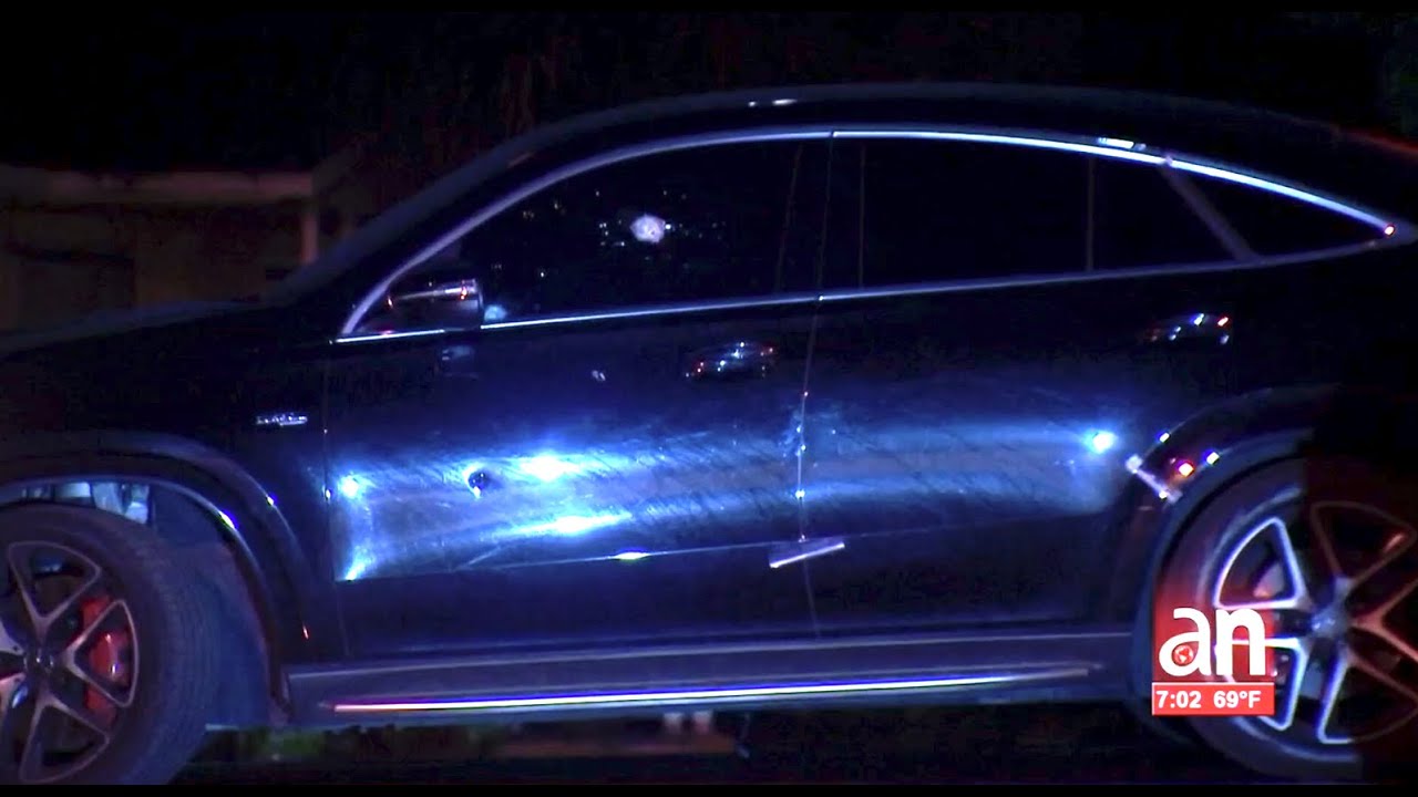 americateve | Encuentran a hombre muerto al lado de un Mercedes-Benz acribillado a balazos en una calle de Miami