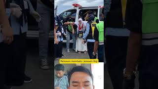 Relawan membantu jamaah haji lansia #shortvideo #lucu #funny #reaction