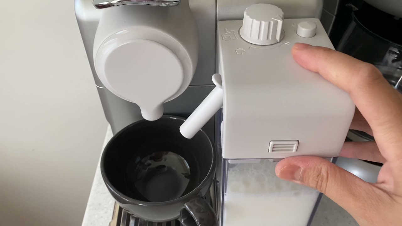 Nespresso F521 Silver Lattissima Touch kahve makinesi ile birlikte