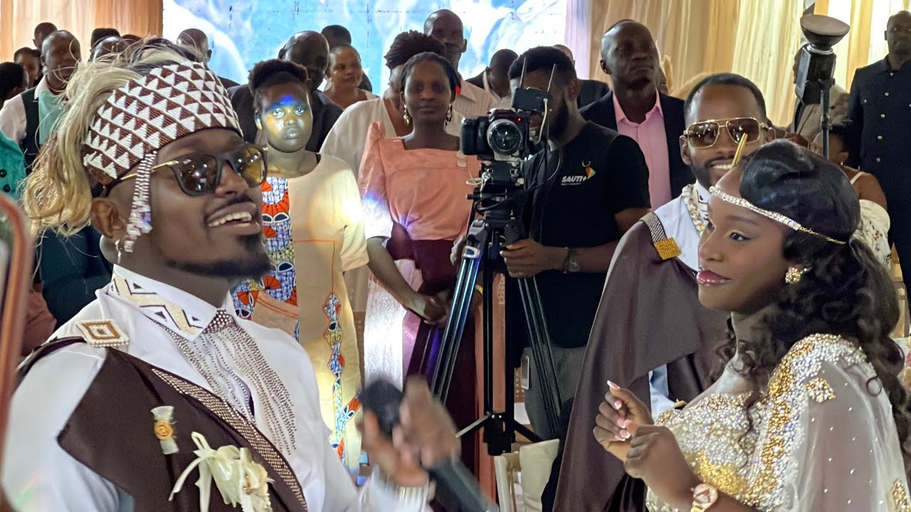 Laba Love! Ykee Benda ne Mukyala we Emily beraze omukwano ku introduction ceremony yabwe, amuyimbide