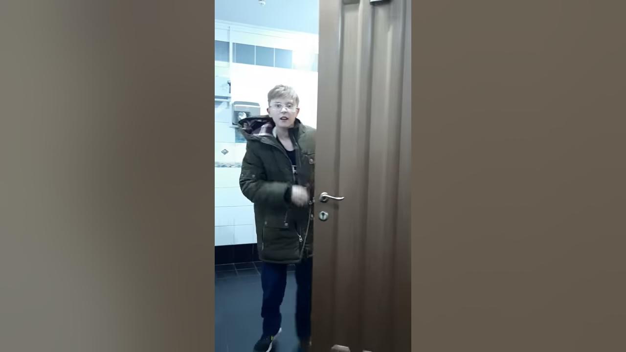 Мальчик в туалете - YouTube
