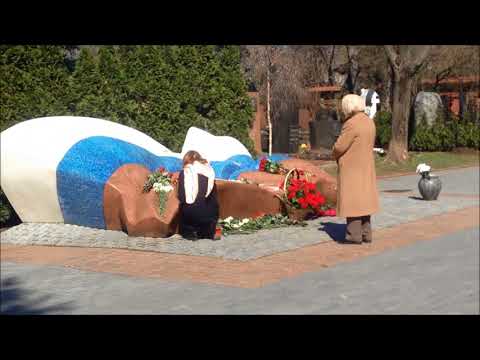 На могиле Б  Н  Ельцина