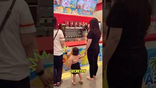 The Little Girl Stole The Ice Cream From Strangers, But The Ending Was Heartwarming...