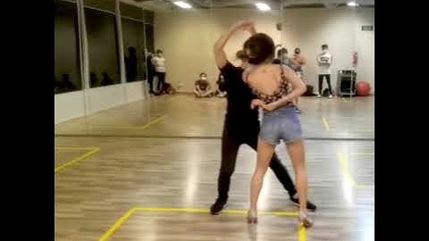 YiJie & Karen - Brazilian Zouk - Laterals (Beginner Class)