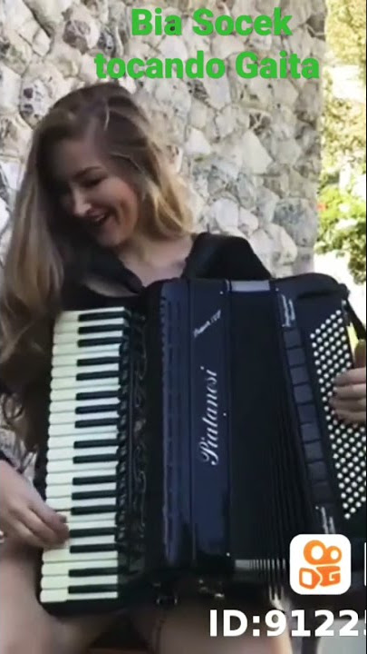 Bia Socek tocando Gaita
