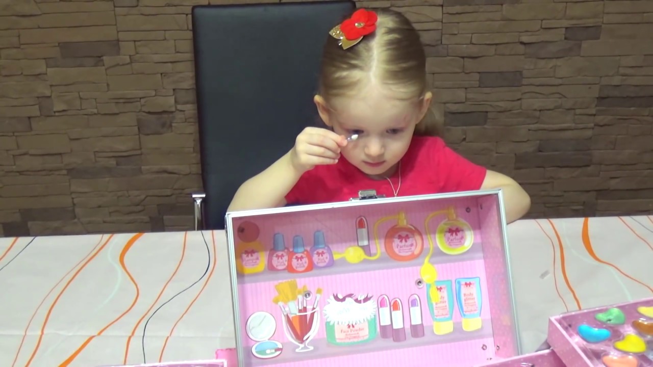 Видео для детей. Набор детской косметики в чемоданчике Beauty Box. Set of baby cosmetics.