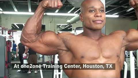 Bodybuilders Tuan Tran, Cleveland Thomas train biceps, triceps