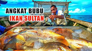 REJEKI Nelayan angkat perangkap ikan