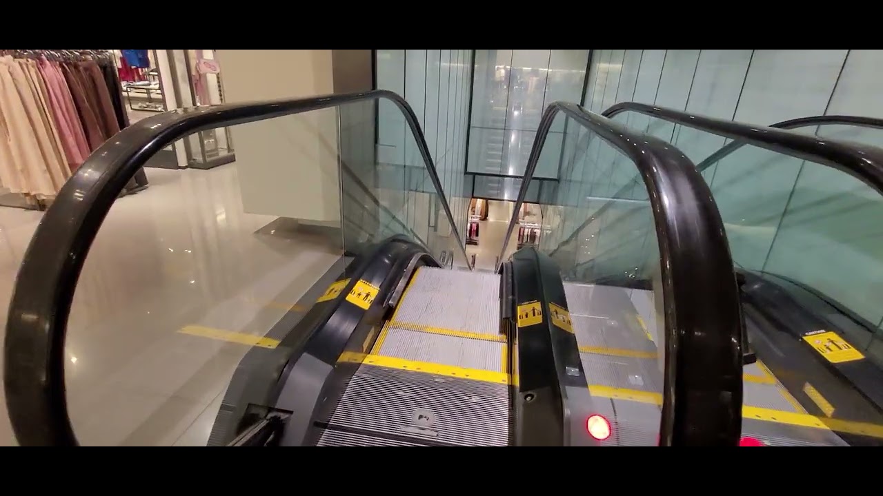 Really cool thin escalator in Zara DIX30!
