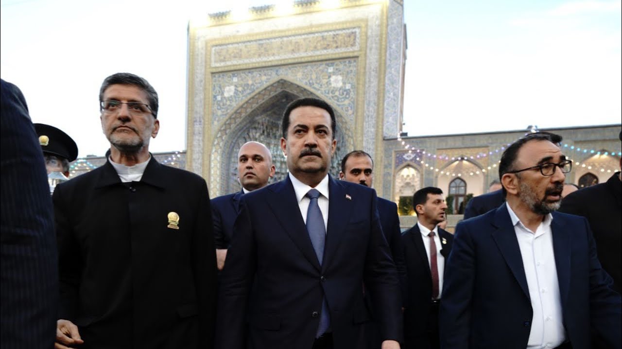 رئيس مجلس الوزراء يؤدي مراسم زيارة مرقد الإمام علي الرضا عليه السلام