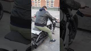 настоящий гонщик на Harley-Davidson V-Rod