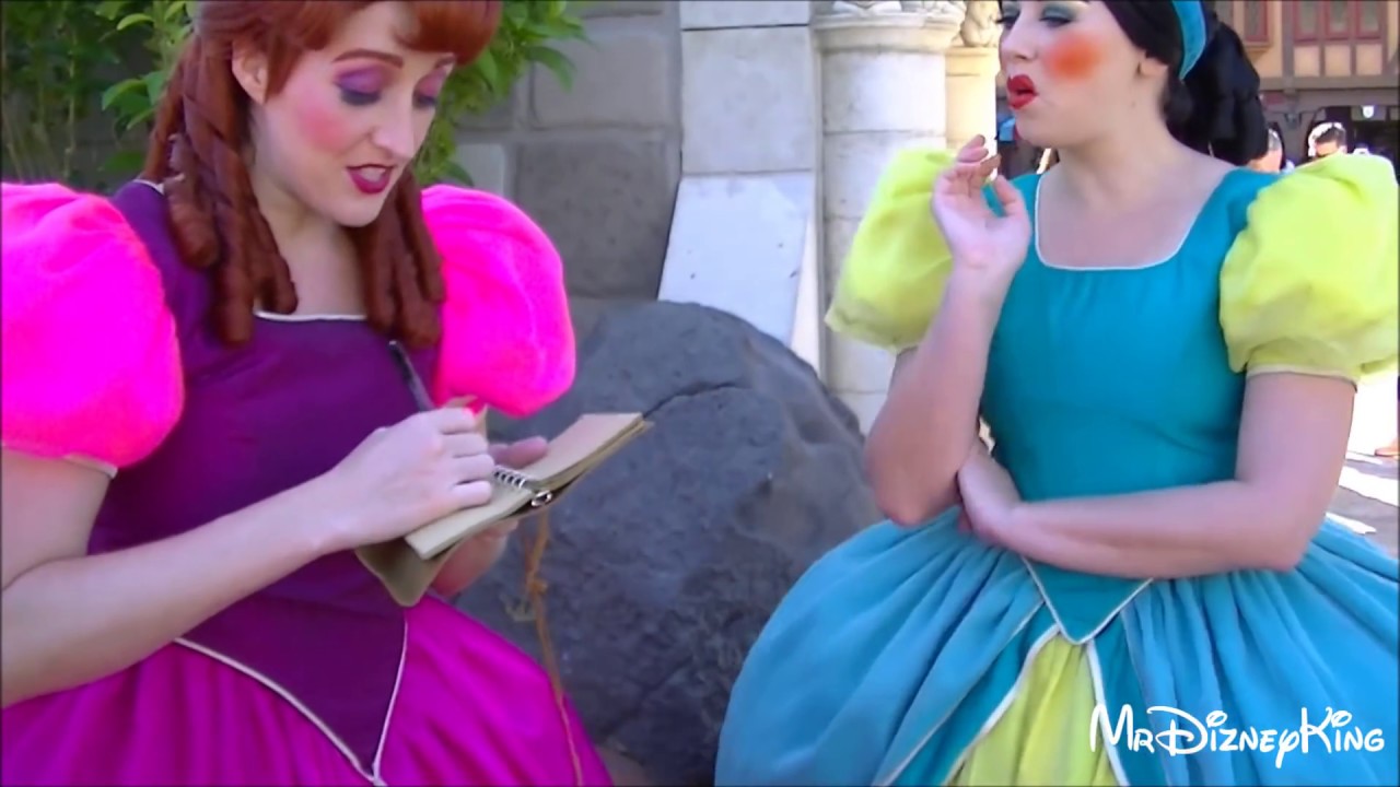 Сводные сестры приветствуют гостей в Волшебном Королевстве в Walt Disney World