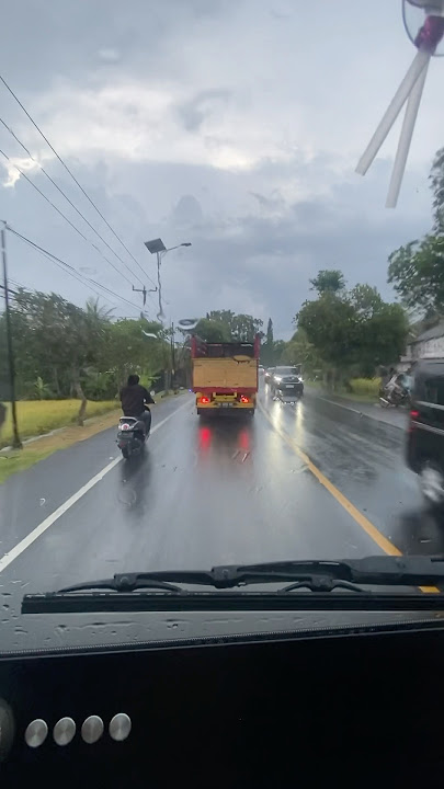 Tips berkendara saat musim hujan