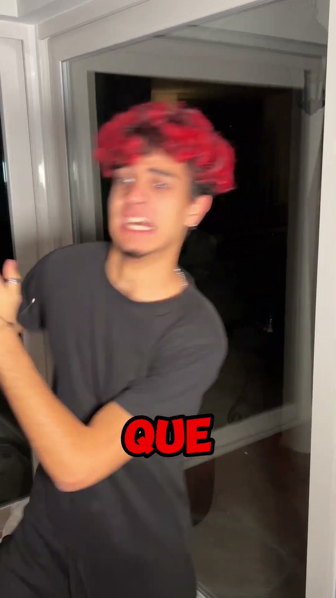 EL ZOMBIE MUERDE a una PERSONA dentro de CASA! (APOCALIPSIS)