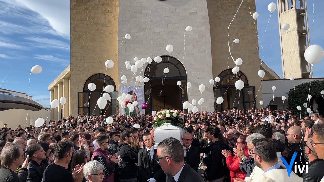Mottola dice addio alla sua Carmelania: silenzio e commozione per l'ultimo saluto