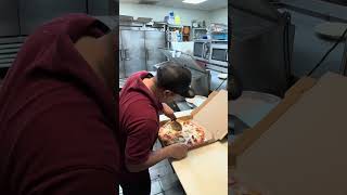 Preparando pizza de  peperoni #pizza #peperoni #parati