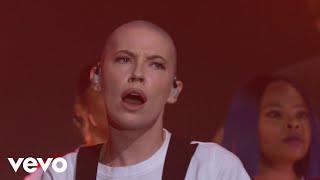 Bishop Briggs - CHAMPION (Live On The Late Late Show With James Corden / 2019) Resimi