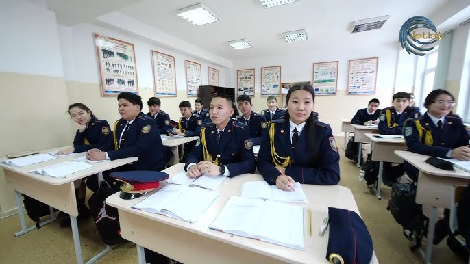 Полиция қызметкері заң бұзғаны үшін әйелді сиқымақ болды.