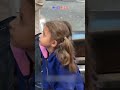 جبر الخواطر سعودي يساعد طفلة معاقة من سوريا 