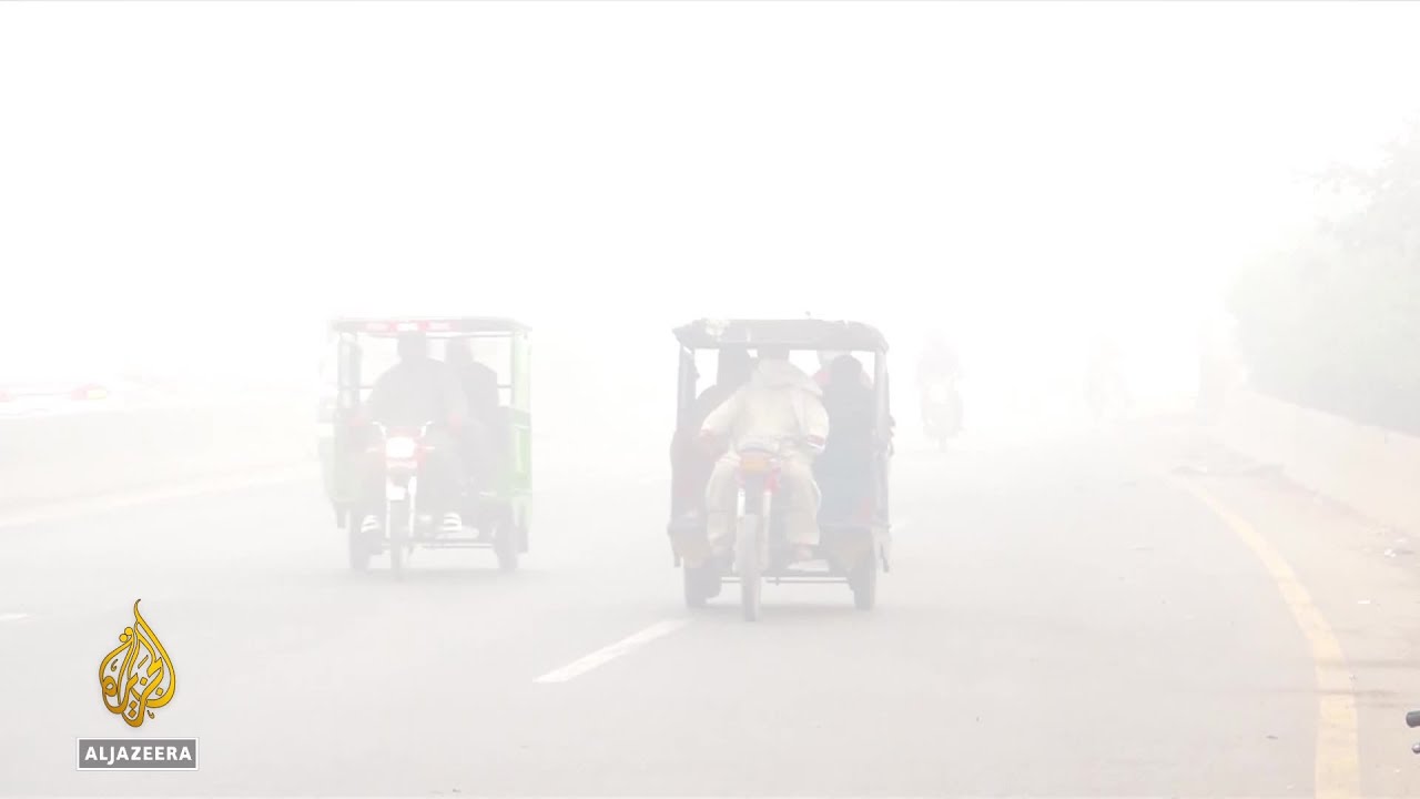 يقول الباكستانيون إنهم يختنقون بسمهم الخاص