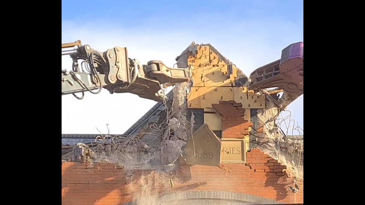 Demolition of the Galleries shopping centre in Wigan. (The beginning).