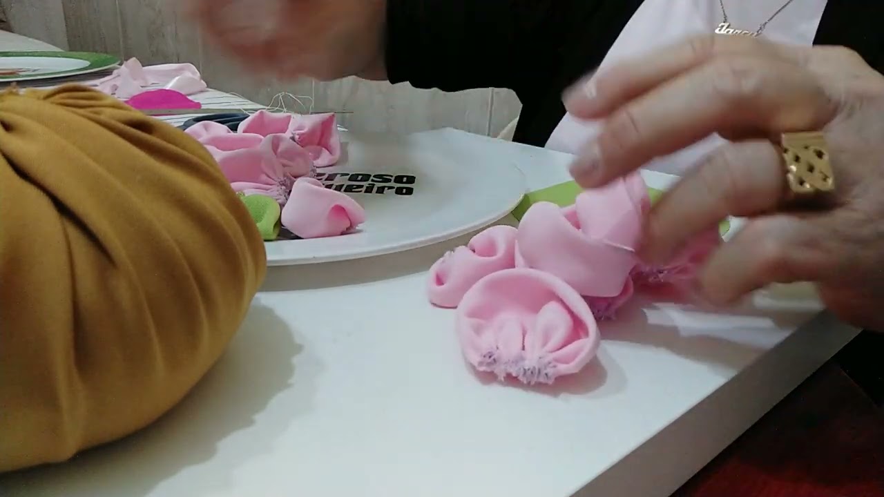 Como fazer uma rosa no peso de porta.