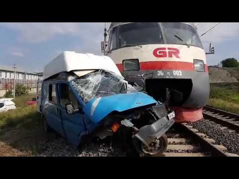 რუსთავში მატარებელი და მიკროავტობუსი ერთამანეთს შეეჯახა