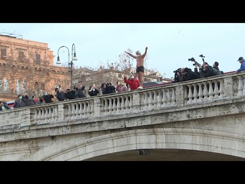 ايطاليون يغوصون في نهر التيبر في روما في تقليد سنوي | AFP
